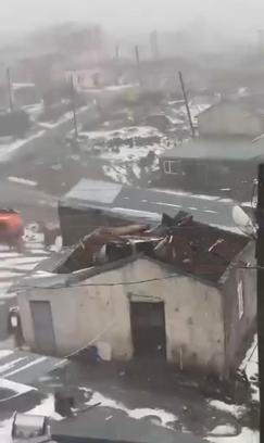 Çıldır’daki fırtınada 28 yapı hasar gördü