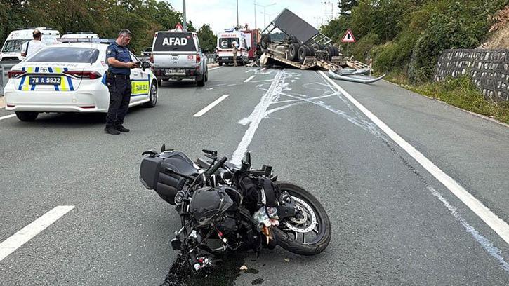 Karşı şeride geçen çekici, motosiklet ile çarpıştı: 2 ölü