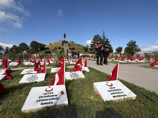 Dumlupınar Şehitliği'ne ziyaretçi akını