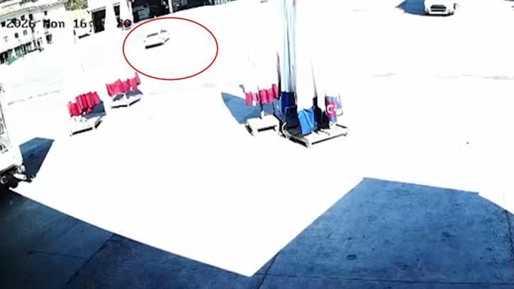 El freni çekilmeyen otomobili durdurmaya çalıştılar; o anlar kamerada