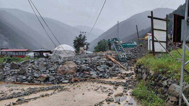 Uzungöl'de sağanak etkili oldu; dere taştı, heyelan meydana geldi