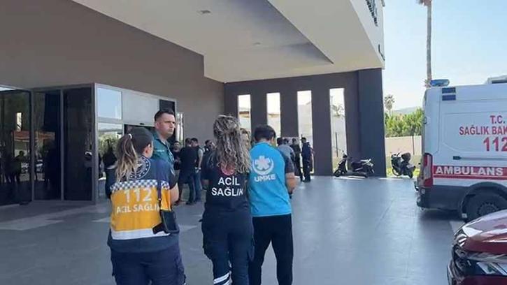 Mersin'in Taşucu Limanı'nda ekipler hazırlık yapıyor