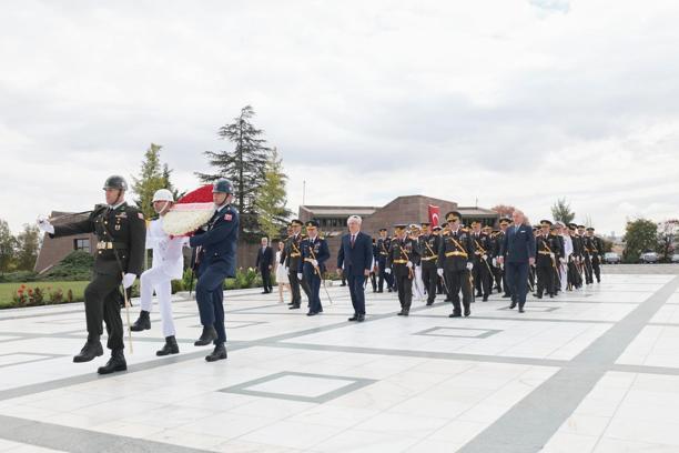 Bakan Güler, Devlet Büyükleri Anıt Mezarlığı’nı ziyaret etti