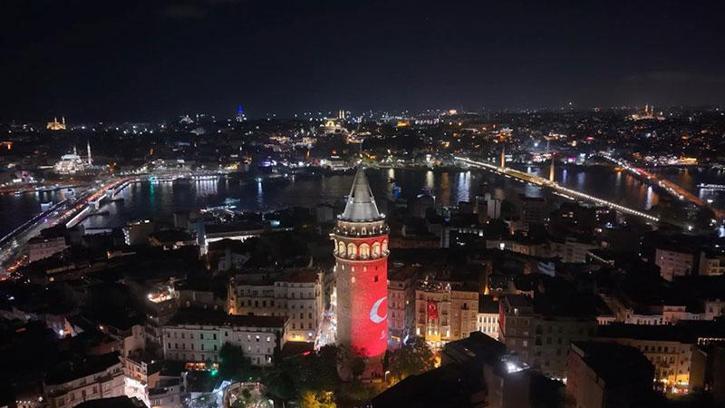Zafer Bayramı kutlamaları kapsamında Galata Kulesi’ne Türk bayrağı yansıtıldı