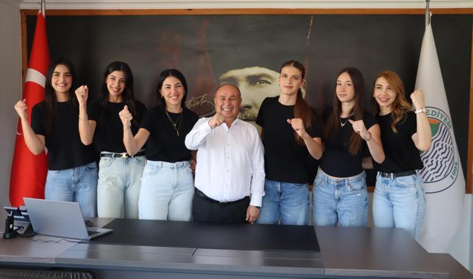 Toroslar’ın kadın voleybol takımı yeni sezona hazır