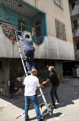 Yangından korkup fileye takılan kediyi itfaiye kurtardı