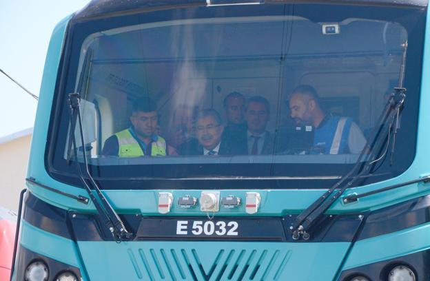 Vali Yılmaz, Eskişehir E5000'nin test sürüşüne katıldı