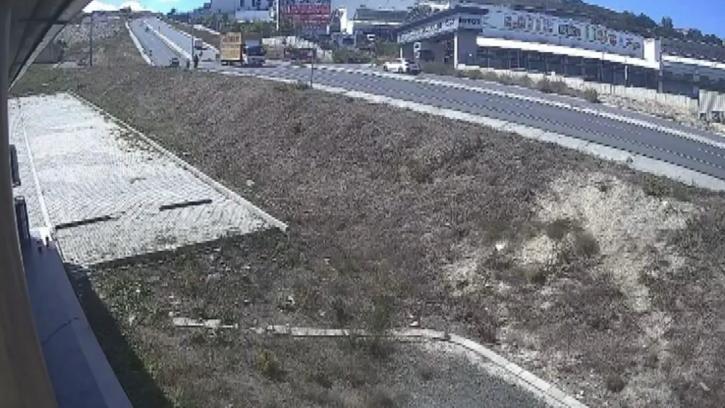Başakşehir'de yokuştan korna çalarak indi; trafik ışıklarında bekleyen araçlara çarptı