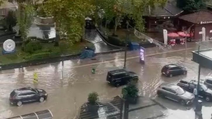Rize'de sağanak cadde ve sokakları göle çevirdi