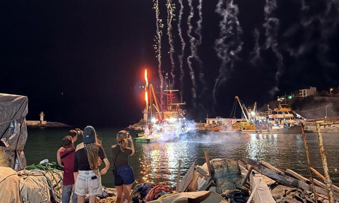 Tekirdağlı balıkçılar, dualar ve havai fişek gösterileriyle denize açıldı