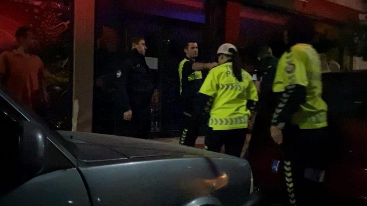 Ehliyetsiz ve alkollü sürücü ile yanındaki arkadaşları, polise zor anlar yaşattı