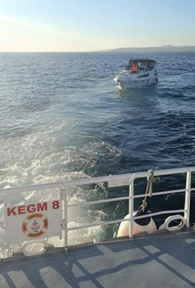 Beylikdüzü açıklarında makine arızası nedeniyle sürüklenen tekne kurtarıldı