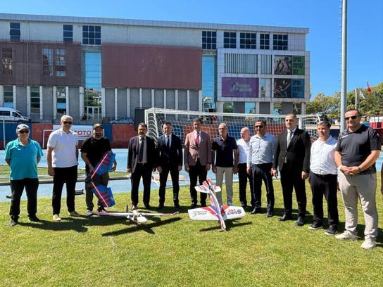 Öğrenciler, ürettikleri model uçak ve dronlarla gösteri yaptı