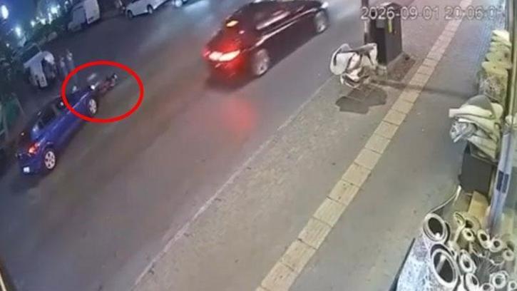 Bursa'da devrilen motosiklet otomobile çarptı; o anlar kamerada
