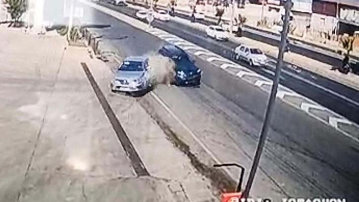 İki otomobil ile TIR’ın karıştığı kaza kamerada; 1 yaralı