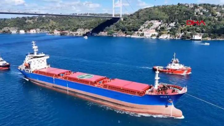 Rusya'da İHA saldırısına uğrayan gemi İstanbul Boğazı'nda geçiyor; trafik çift yönlü kapatıldı