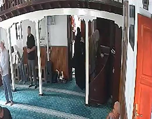 Camiye namaza gelen kadının çantasındaki altınları çaldılar