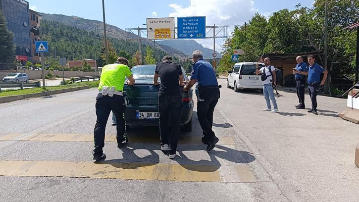 Amasya’da yolda kalan sürücünün yardımına polisler koştu