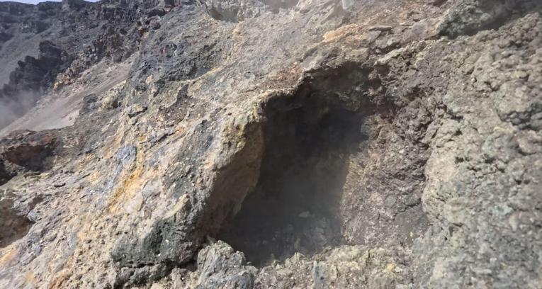 Tendürek Dağı'nın kraterine indiler: Adeta cehennem çukuru gibi