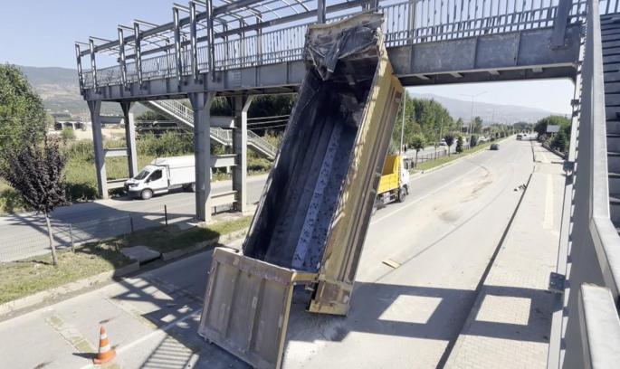 Tokat’ta kamyonun açılan damperi yaya üst geçidine çarptı: 1 yaralı