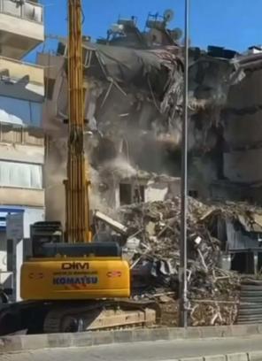 Kuşadası’nda 5 katlı bina yıkım sırasında çöktü