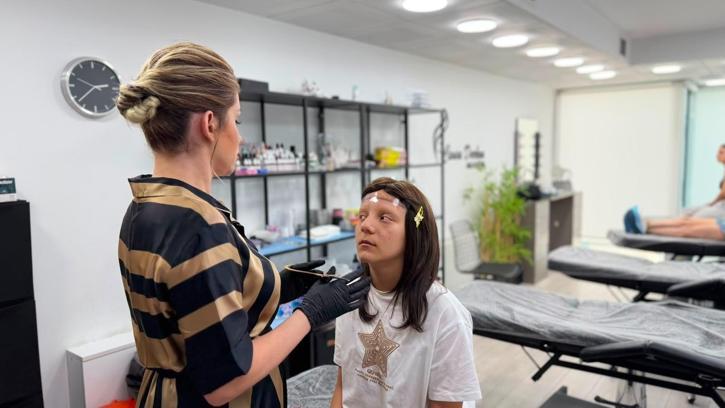 Alopesi hastası Esma Nur'un 'kaş' hayali gerçek oldu