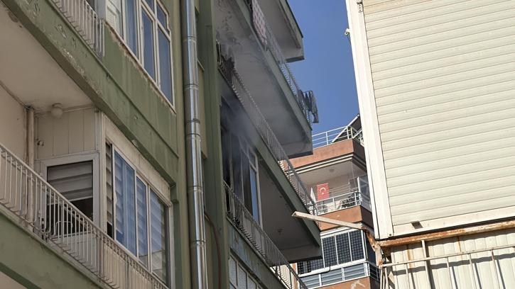 Yanan evden son anda çıkan 3 kişi dumandan etkilendi