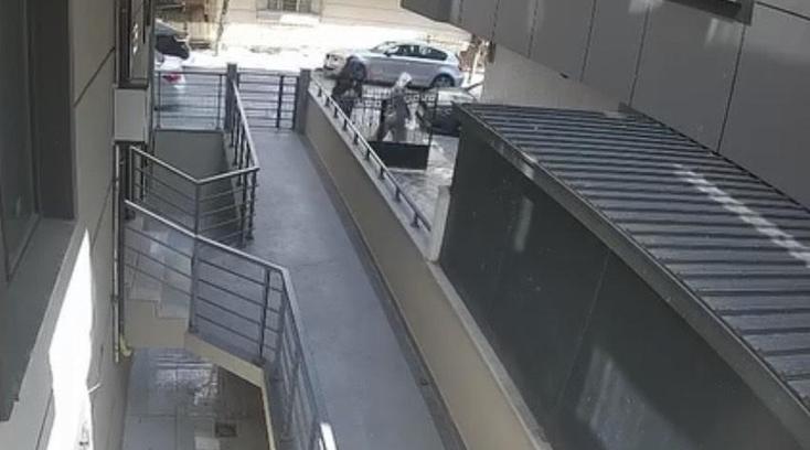 Avcılar’da kadın kıyafetleriyle girdikleri daireden 500 bin lira değerinde altın ve döviz çaldılar