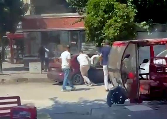 Husumetlilerini darbedip, otomobiline sopayla zarar verdiler