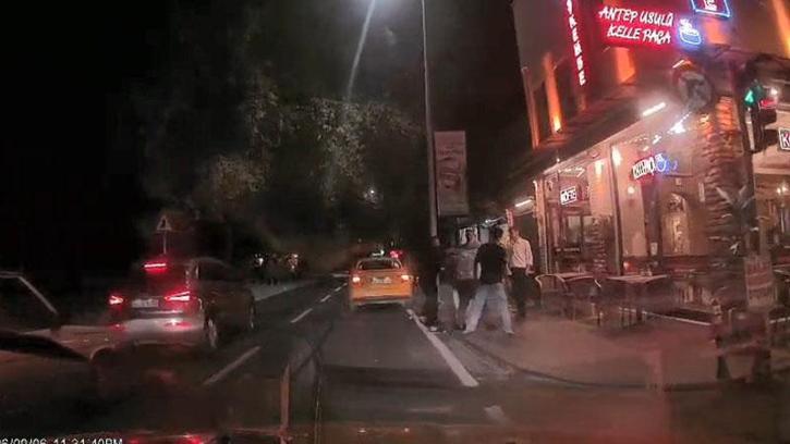 Fatih'te taksi şoförü ücrette anlaşamadığı yolcuları araçtan indirip darbetti