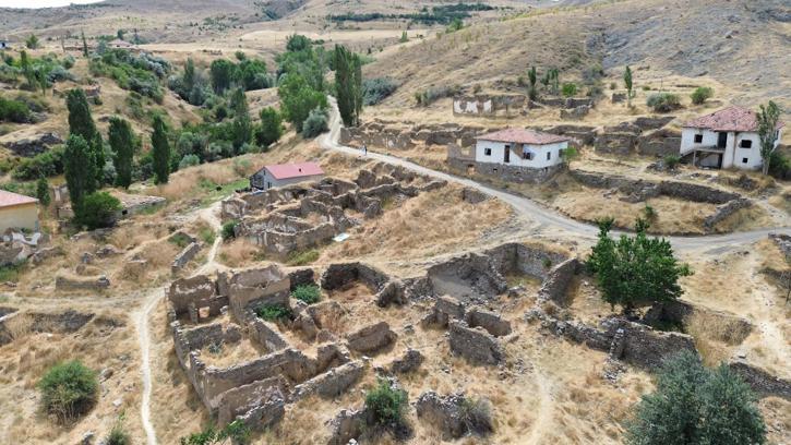 Göç nedeniyle terk edilen köyde yalnızca bir aile yaşıyor