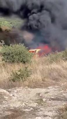 Park halindeki otomobilden çıkan yangın otluk alana sıçradı