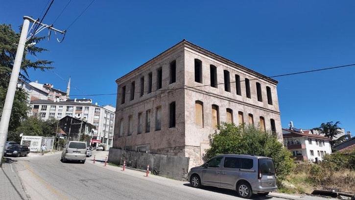 Bolu’da tarihi yapılar, yükselen binaların arasında kaldı
