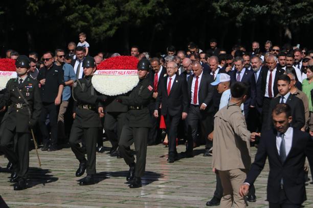 Kılıçdaroğlu, CHP'nin 103'üncü kuruluş yıl dönümünde Anıtkabir'i ziyaret etti