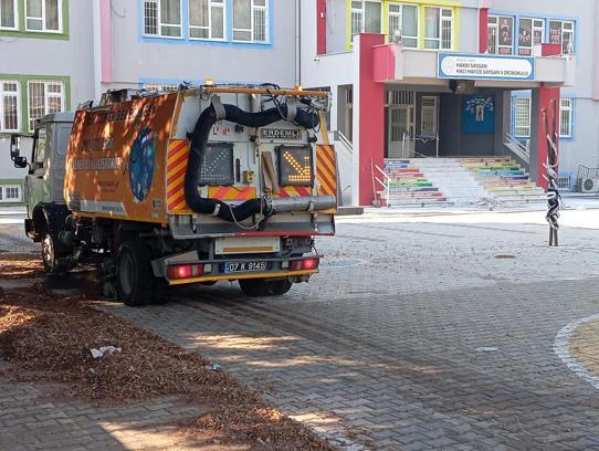 Kemer’de okul bahçelerinde temizlik
