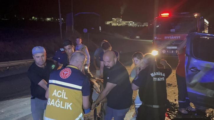 Manisa'da kavşakta kamyonet TIR'a çartı: 1 ölü, 4 yaralı