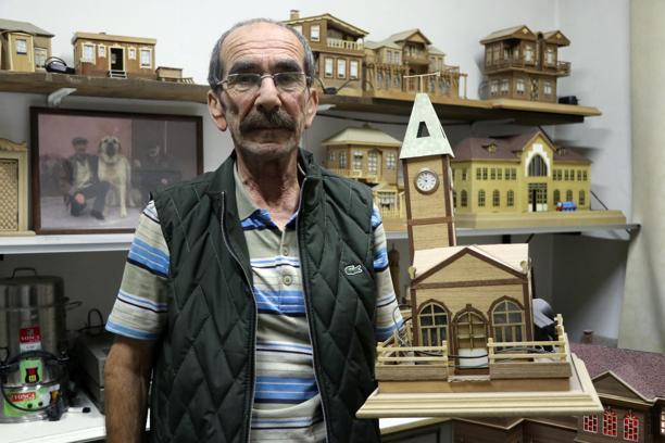 72 yaşındaki mobilya ustası, tarihi yapıların minyatürünü yapıyor