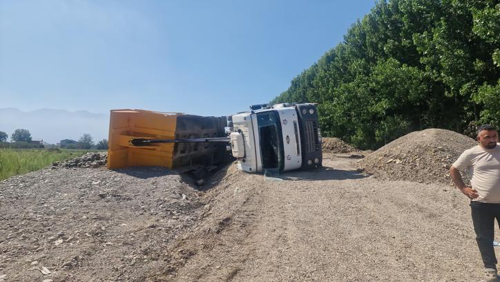 Devrilen hafriyat kamyonunun sürücüsü yaralandı