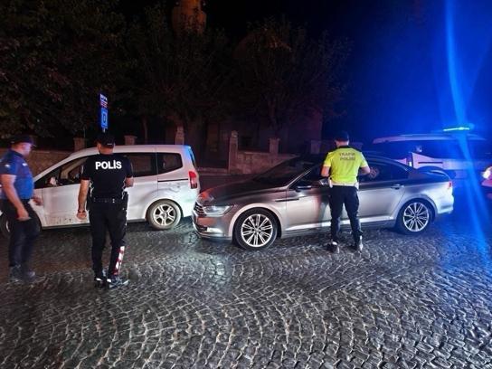 Mardin’de tarihi caddede yüksek sesle müzik dinleyen 6 araç sürücüsüne ceza