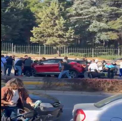 Kamyonete çarpan motosikletin sürücüsü arkadan gelen otomobilin altında kaldı