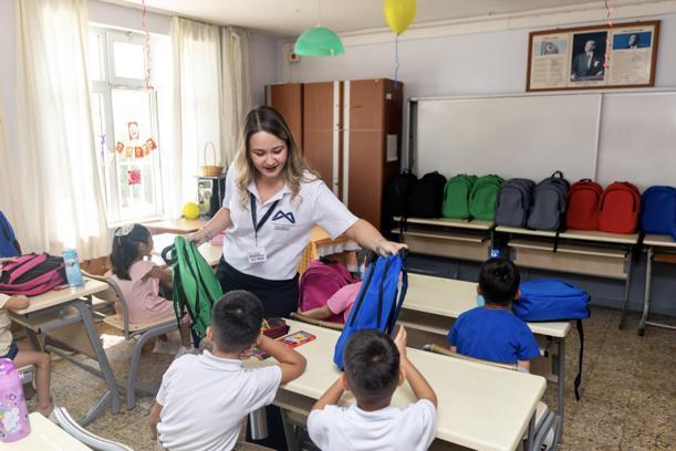 Mersin’de 17 bin öğrenciye çanta ve kırtasiye seti desteği