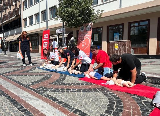 Edirne’de ilk yardımın önemi, trafiğe kapalı caddede uygulamalı anlatıldı