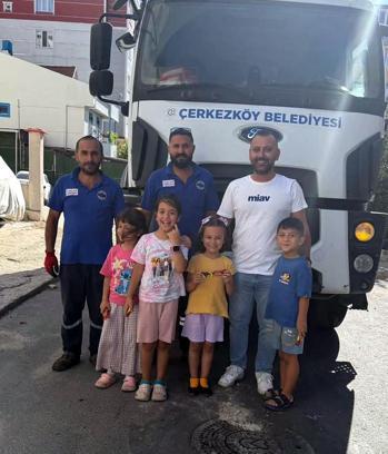 Temizlik görevlilerinden kendilerine el sallayan çocuklara sürpriz