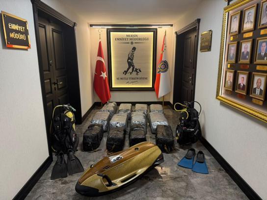 Mersin Limanı'nda geminin altına gizlenmiş 350 kilo kokain ele geçirildi