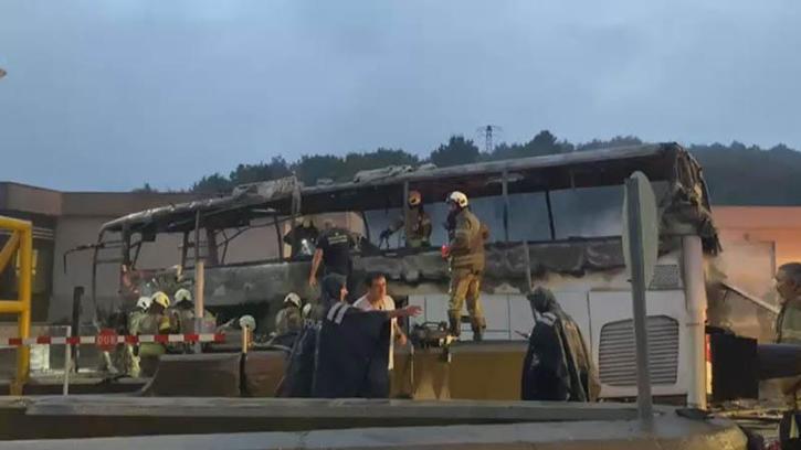 Eyüpsultan'da bariyere çarpan otobüs alev alev yandı: 2 ölü, 8 yaralı