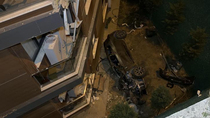 Eyüpsultan'da binaya çarpan otomobil, 15 metre yükseklikten bahçeye düştü: 2 yaralı
