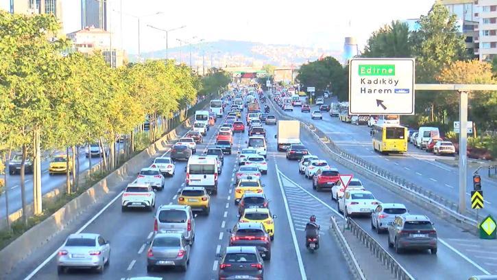 İstanbul'da yeni eğitim öğretin döneminin ilk günü trafik yoğunluğu oluştu