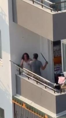 Balkonda tartıştığı kadını sopayla dövdü