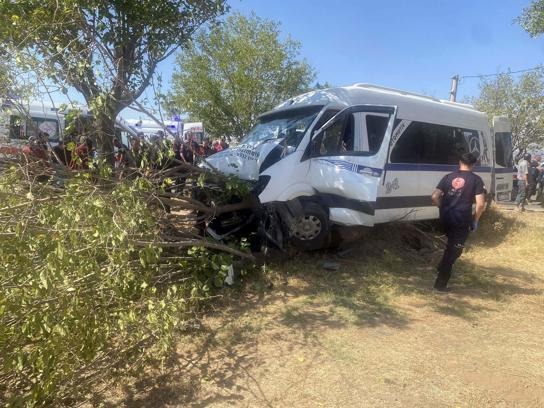 Tarım işçilerini taşıyan minibüs, ağaca çarptı: 14 yaralı