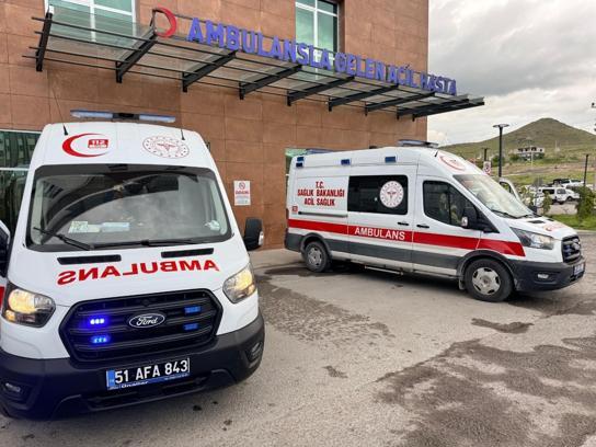 Lastiği patlayan minibüs şarampole devrildi; 5 yaralı